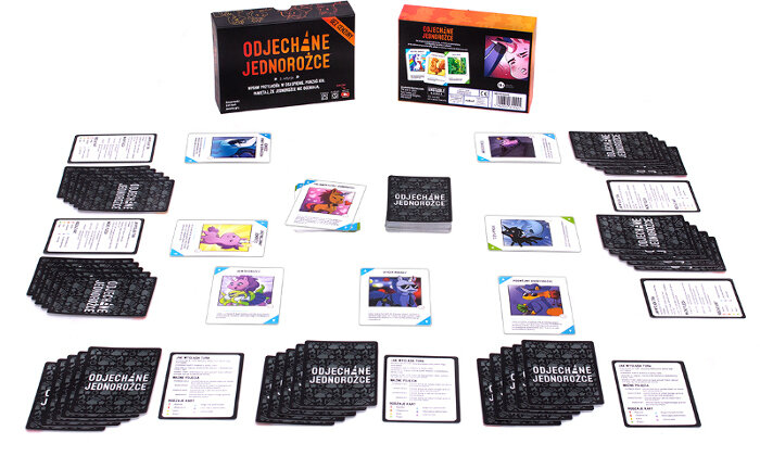 Karty i pudełka do gier na białej powierzchni.