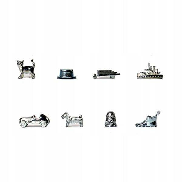 Figurki z gry Monopoly, w tym kot, kapelusz, taczka, statek, samochód, pies, naparstek i but.