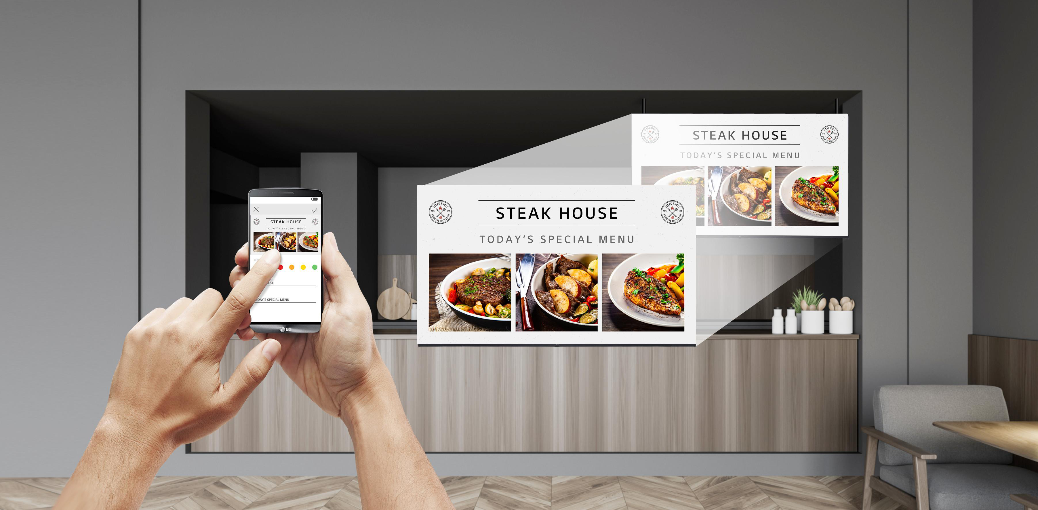 Person bestellt Essen per Telefon, auf dem Bildschirm Essensbilder.