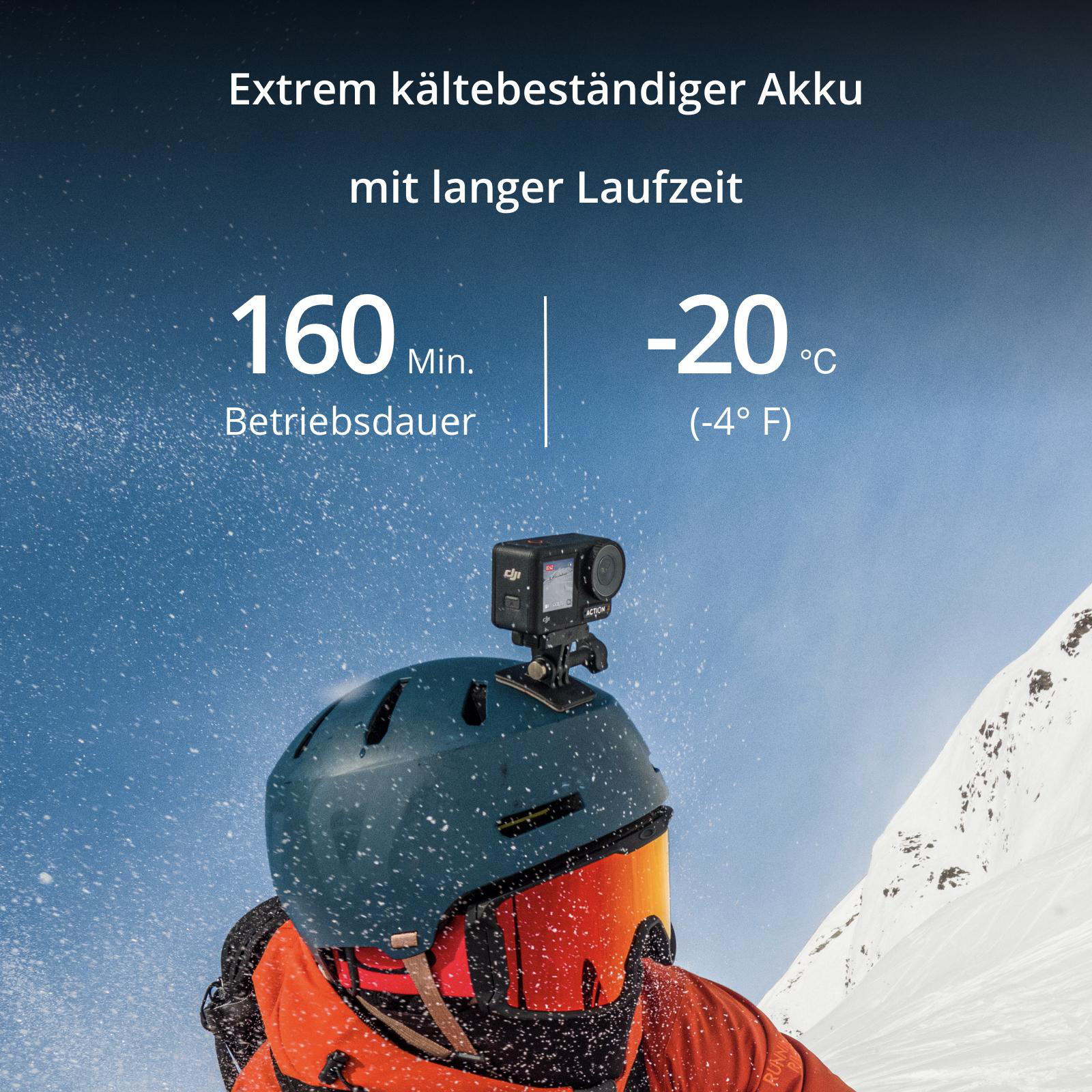 Ein Skifahrer auf einem verschneiten Berg mit einer Kamera auf dem Helm.