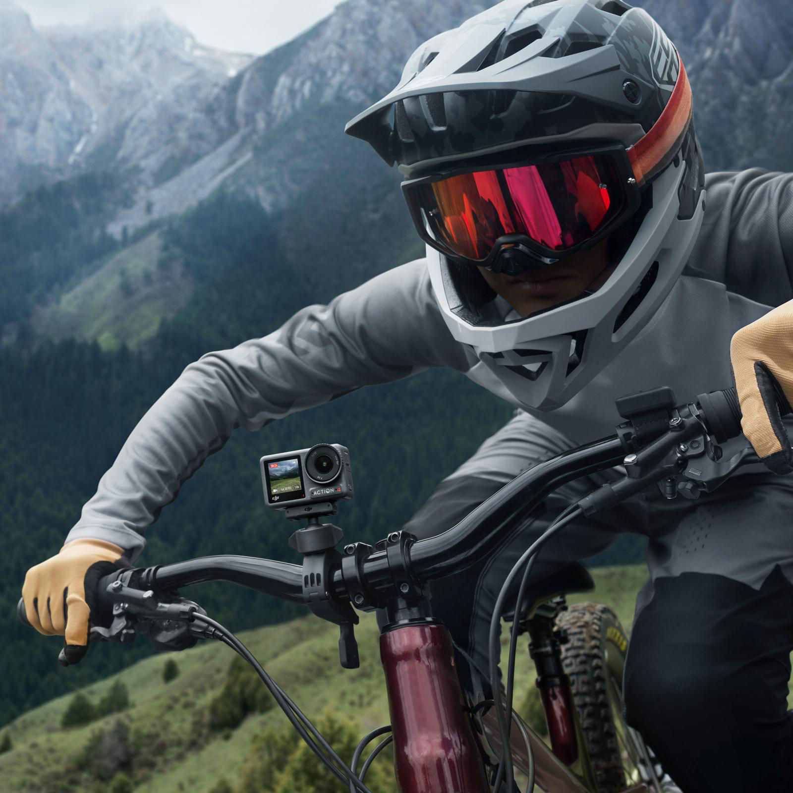 Eine Person auf einem Fahrrad mit Helm und Action-Kamera am Lenker befestigt.