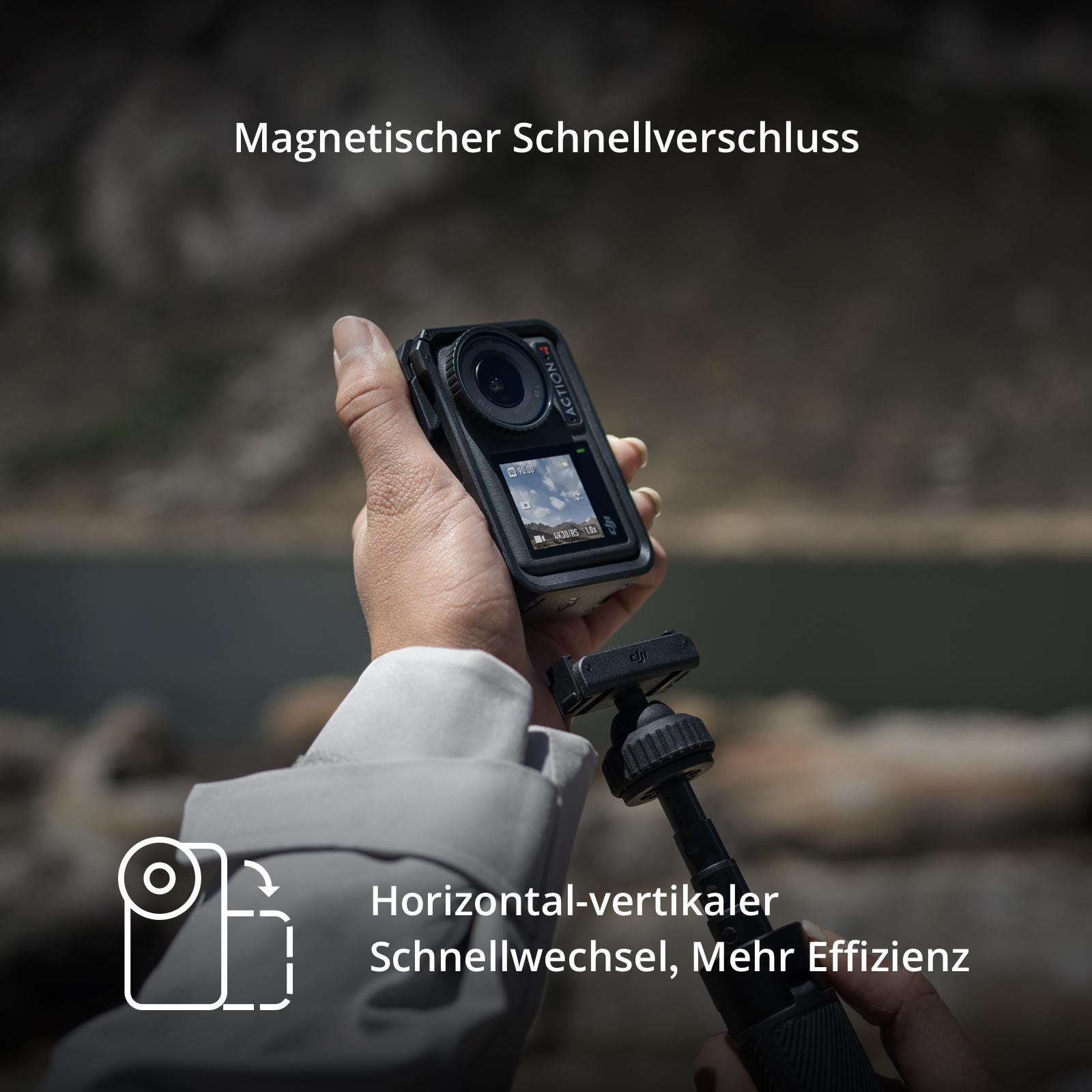 Person hält schwarze Action-Kamera mit Bildschirm, am Stativ befestigt.