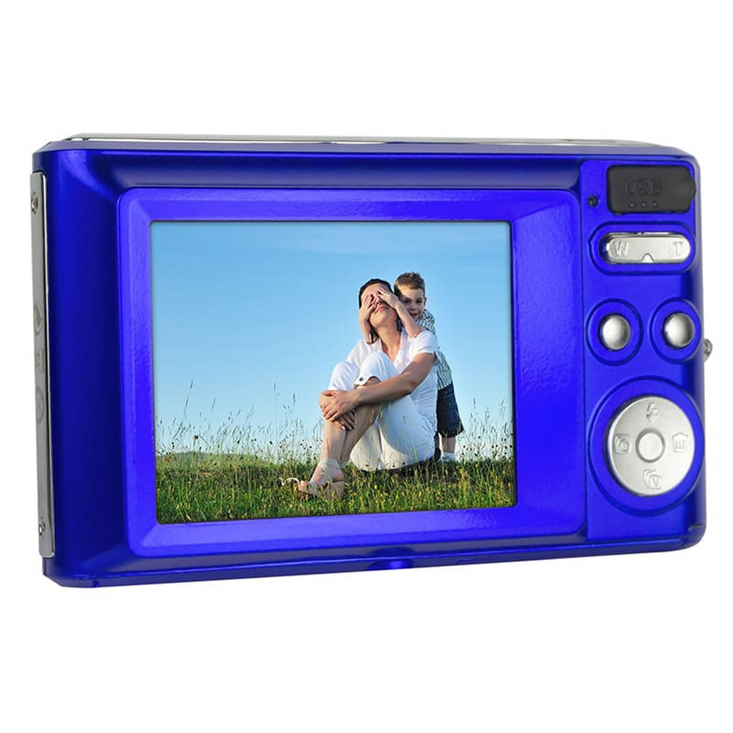 Een blauwe digitale camera toont een afbeelding van een vrouw en kind in een grasveld, blauwe lucht.