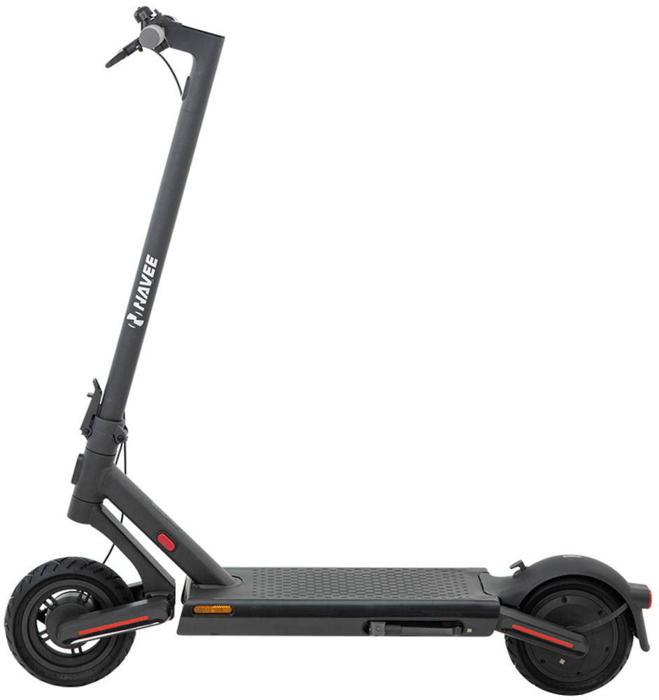 Een grijze Navee elektrische scooter. Hij heeft een zwart deck en banden. De achtergrond is wit.