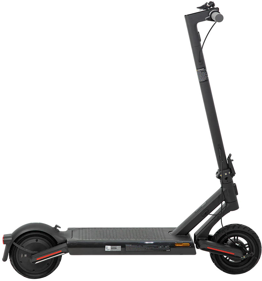 Zwarte elektrische scooter op witte achtergrond.