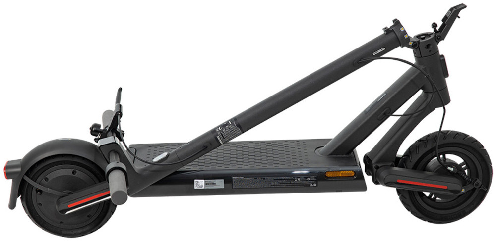 Zwarte elektrische scooter, opgevouwen. De scooter staat op een witte ondergrond.
