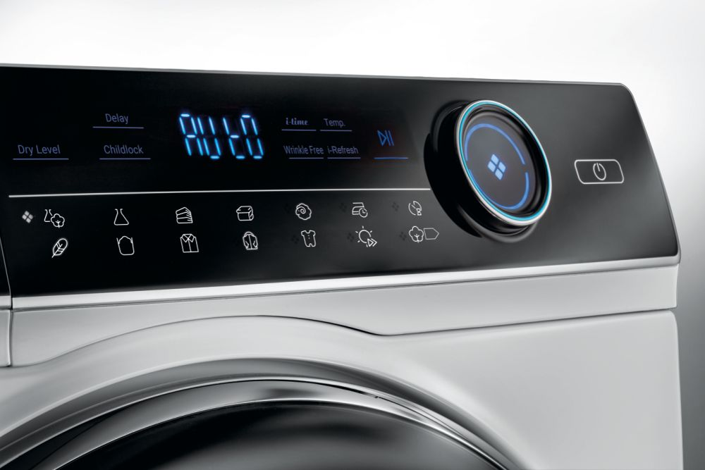 Bedienfeld einer Waschmaschine mit digitaler Anzeige, Symbolen und Drehknopf.