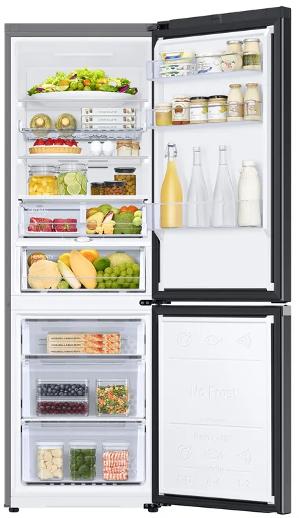 Offener Kühlschrank mit Regalen voller Lebensmittel, darunter Gemüse, Obst und Gewürze.