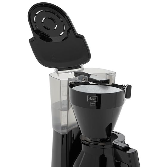 Caffettiera nera con serbatoio dell'acqua e filtro, coperchio aperto.