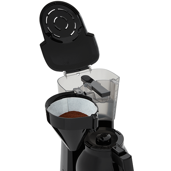 Macchina da caffè con filtro, caffè macinato e serbatoio dell'acqua aperto.