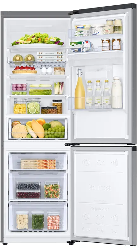 Réfrigérateur avec portes ouvertes montrant étagères, compartiments et aliments.