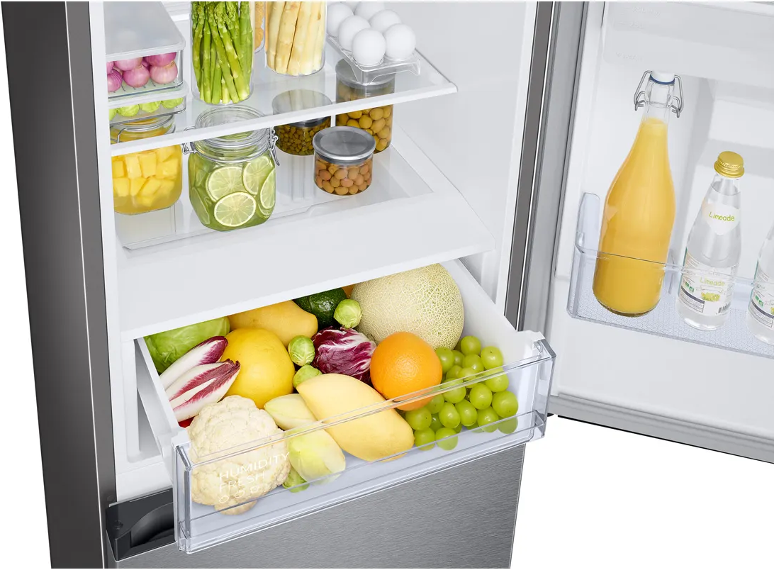 À l'intérieur d'un tiroir de réfrigérateur rempli de fruits et légumes frais.