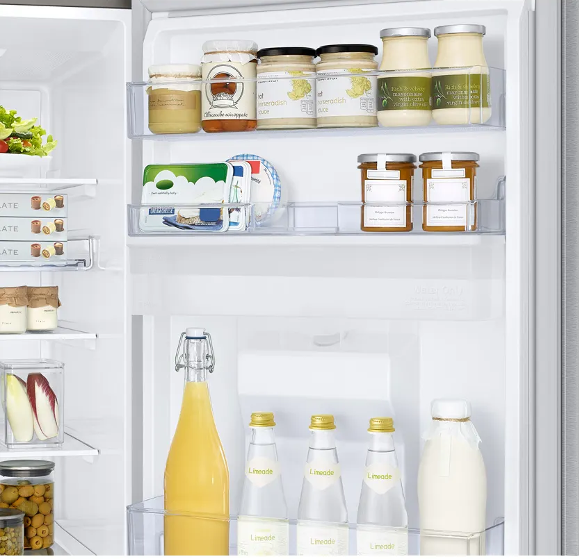 Un intérieur de réfrigérateur avec des étagères remplies d'aliments, comme des bocaux, des bouteilles et des contenants.