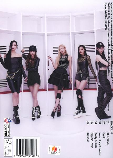 Fünf Frauen in schwarzen Outfits, stehen in weißem Raum. Albumcover mit Trackliste und Copyright-Infos.