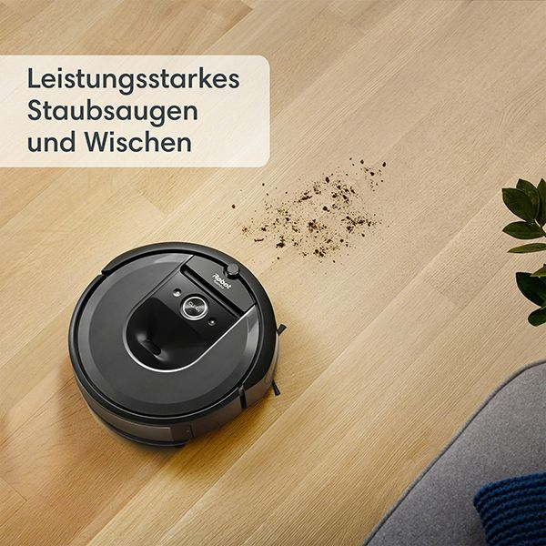 Aspirateur robot sur un sol en bois, avec du texte sur le nettoyage puissant.
