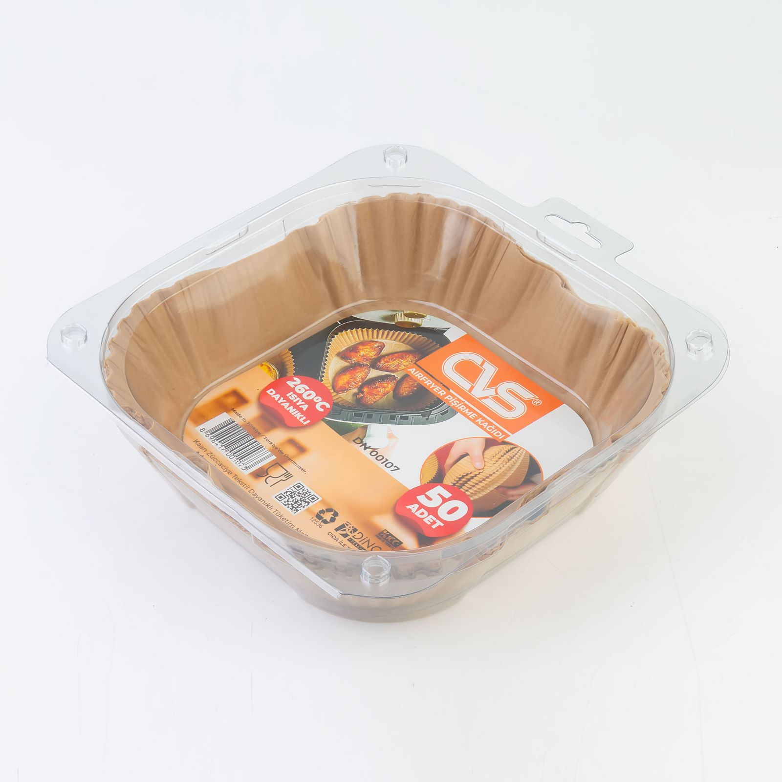 Beyaz arka plan üzerinde kahverengi kağıtlı hava fritözü astarları olan şeffaf bir kap.