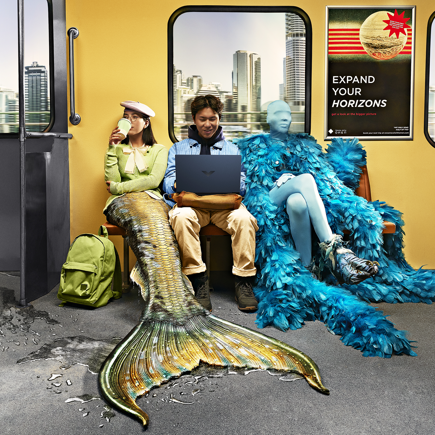 Une sirène, une personne avec un ordinateur portable et une figure bleue à plumes sont dans un train. La scène inclut une affiche.