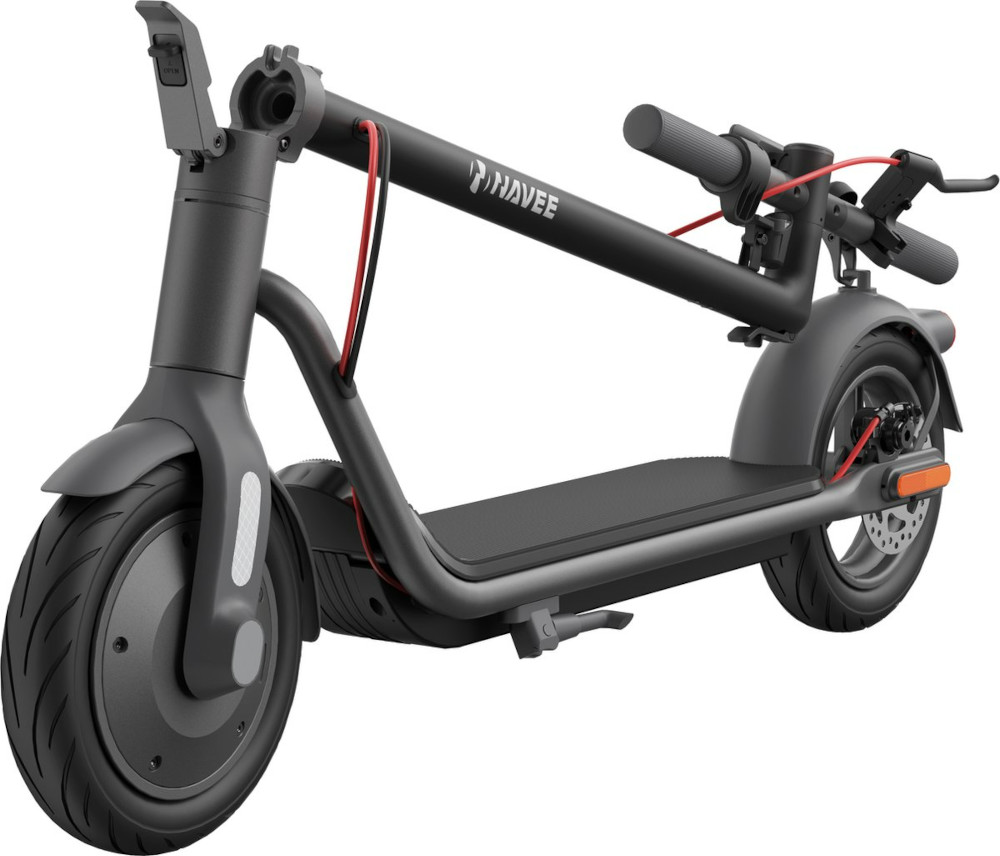 Une trottinette noire avec des câbles rouges, une selle noire et une lumière avant. Le fond est blanc.