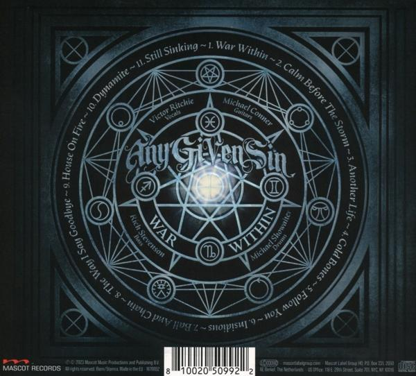 CD mit Text und geometrischem Design darauf.