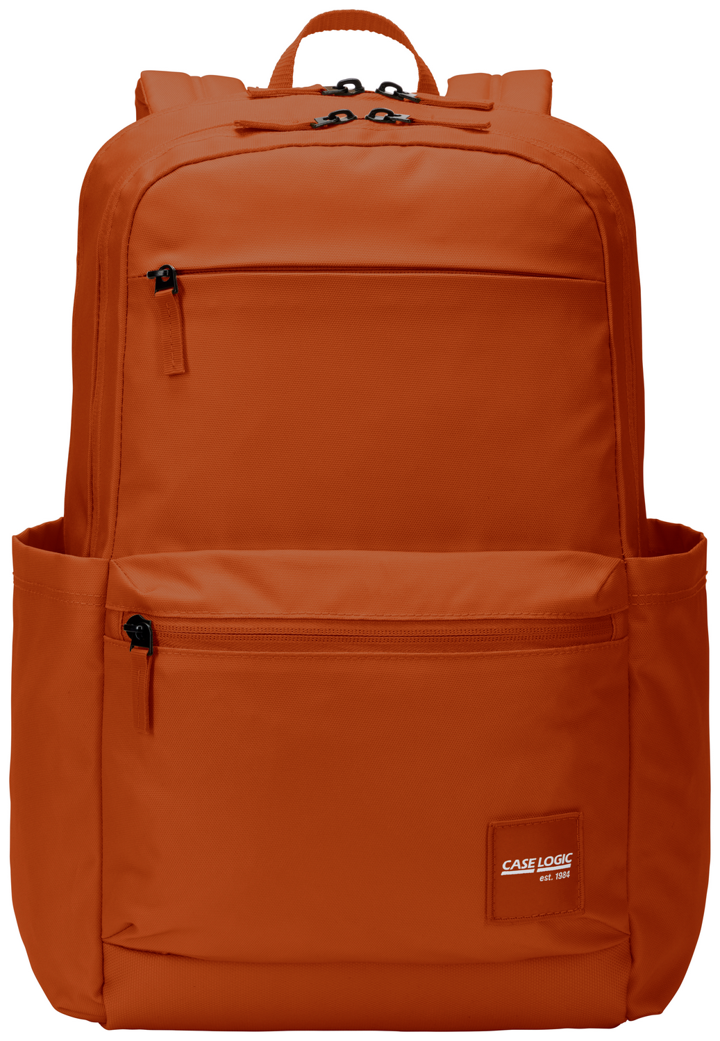 Mochila naranja Case Logic con múltiples bolsillos y cremalleras. El logotipo de la marca está al frente.