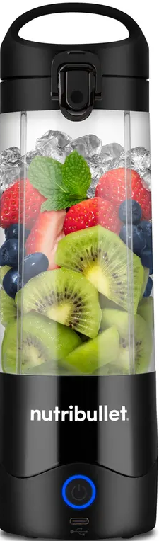 Un blender Nutribullet noir et transparent rempli de fruits et de glace.