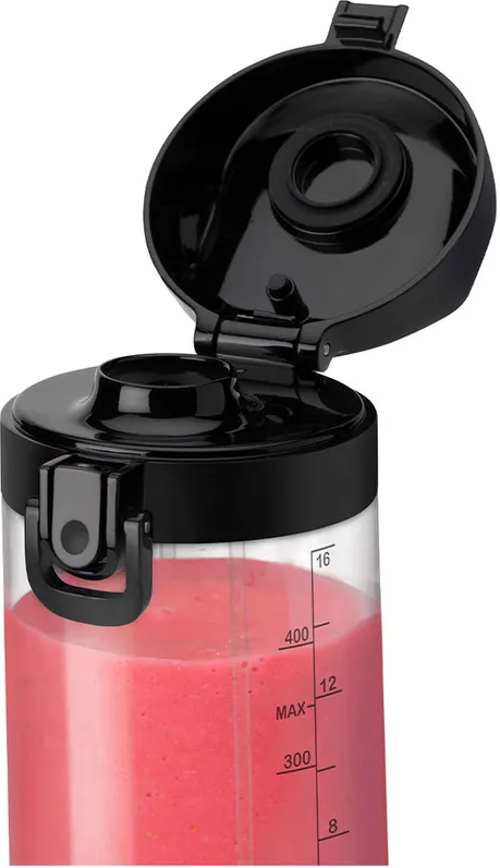 Bouteille de mixeur avec liquide rouge, partiellement ouverte, fond blanc.