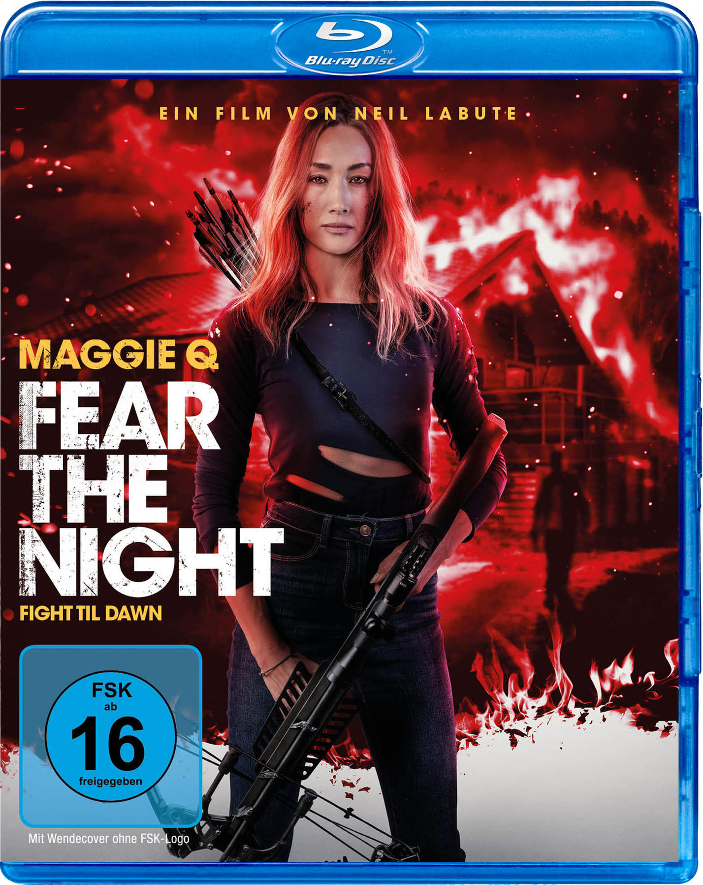 Blu-ray-Cover. Maggie Q in Jeans, hält eine Armbrust. Gebäude brennt im Hintergrund.