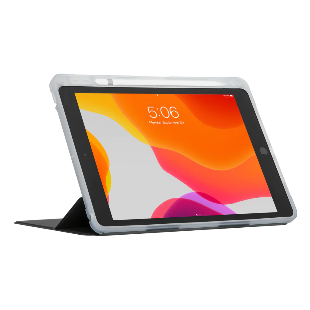 Kılıf içindeki bir iPad destekleniyor. Önünde bir klavye var. Arka plan beyaz.