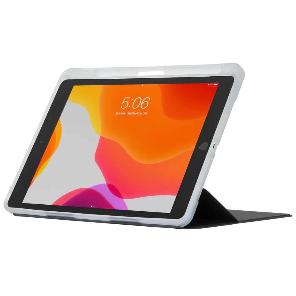Koruyucu kılıf içinde tablet, ekranında renkli soyut bir görüntü sergiliyor.