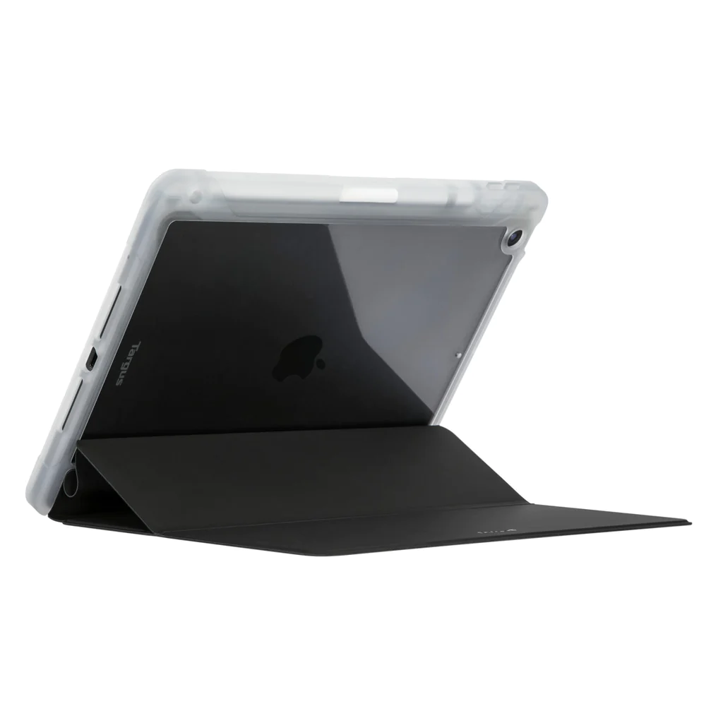 Siyah standlı şeffaf kılıf içinde tablet. Apple logosu görülebilir. Beyaz arka plan.