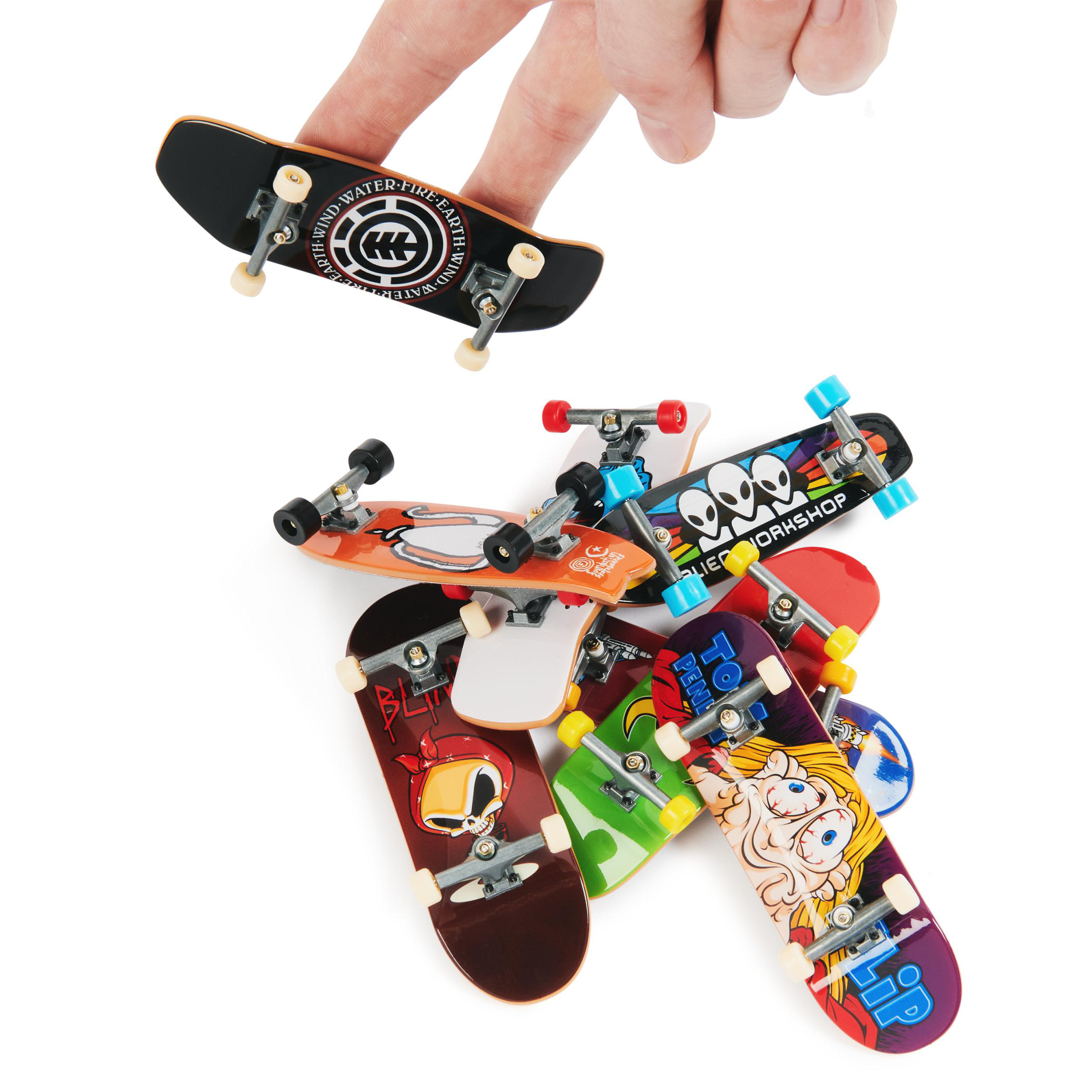 Finger berührt kleine Skateboards. Mehrere bunte Skateboards auf weißem Grund.