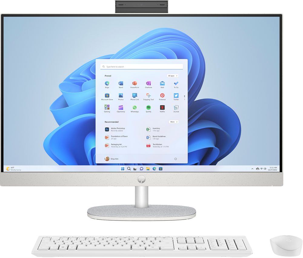 Een HP desktop computer met groot scherm, toetsenbord en muis, met een Windows 11 interface.