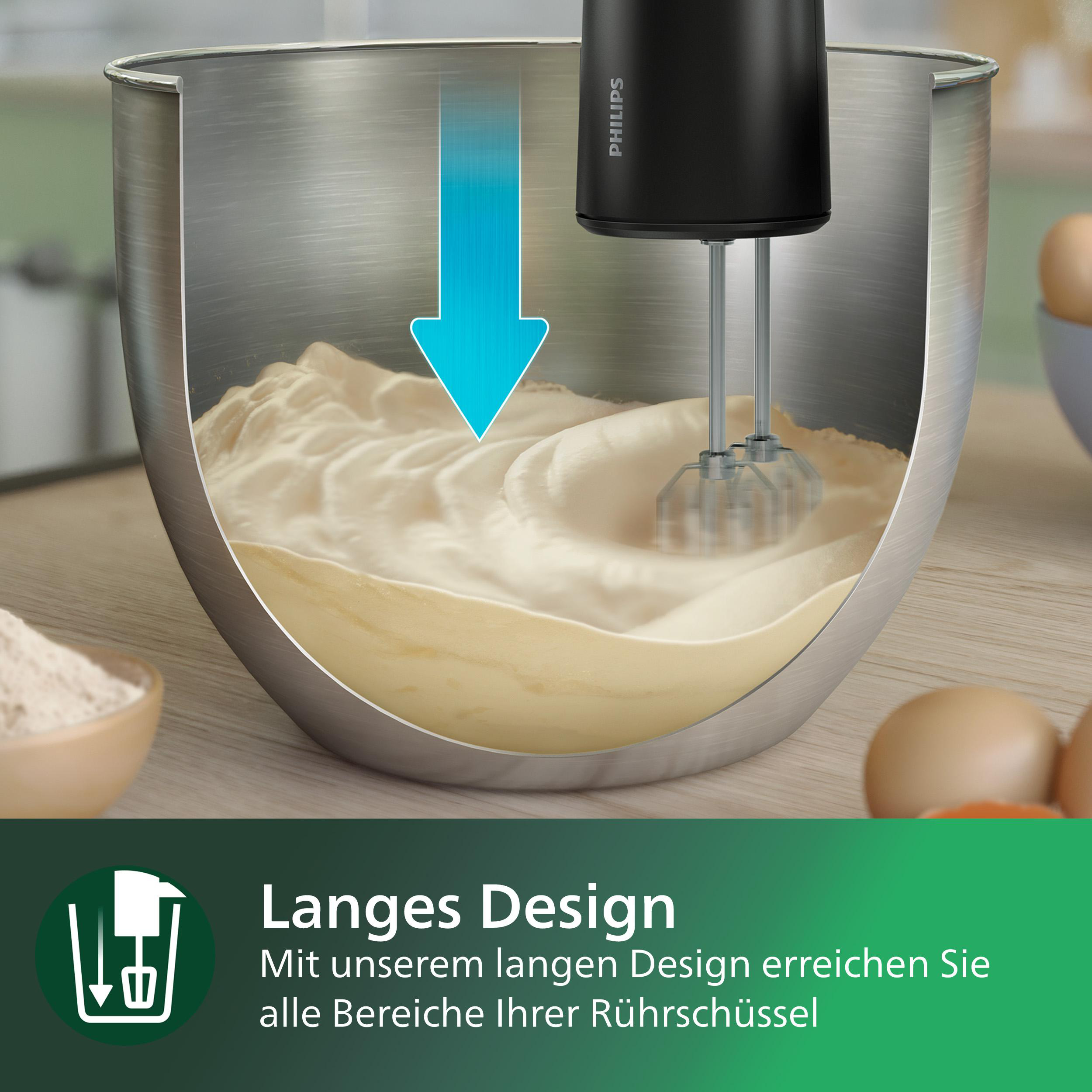 Elektrischer Mixer in einer Schüssel, Pfeil zeigt auf Schlagsahne und Zutaten.