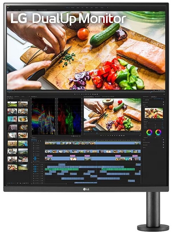 Wysoki monitor komputera wyświetlający interfejs edycji wideo kulinarnego, z widocznymi dłońmi i jedzeniem.