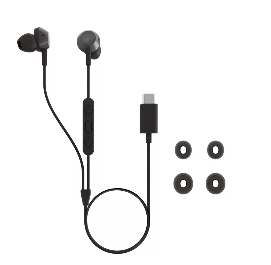 USB-C kablosu ve ek kulaklık uçları ile siyah kulaklıklar, beyaz bir arka plan üzerinde.