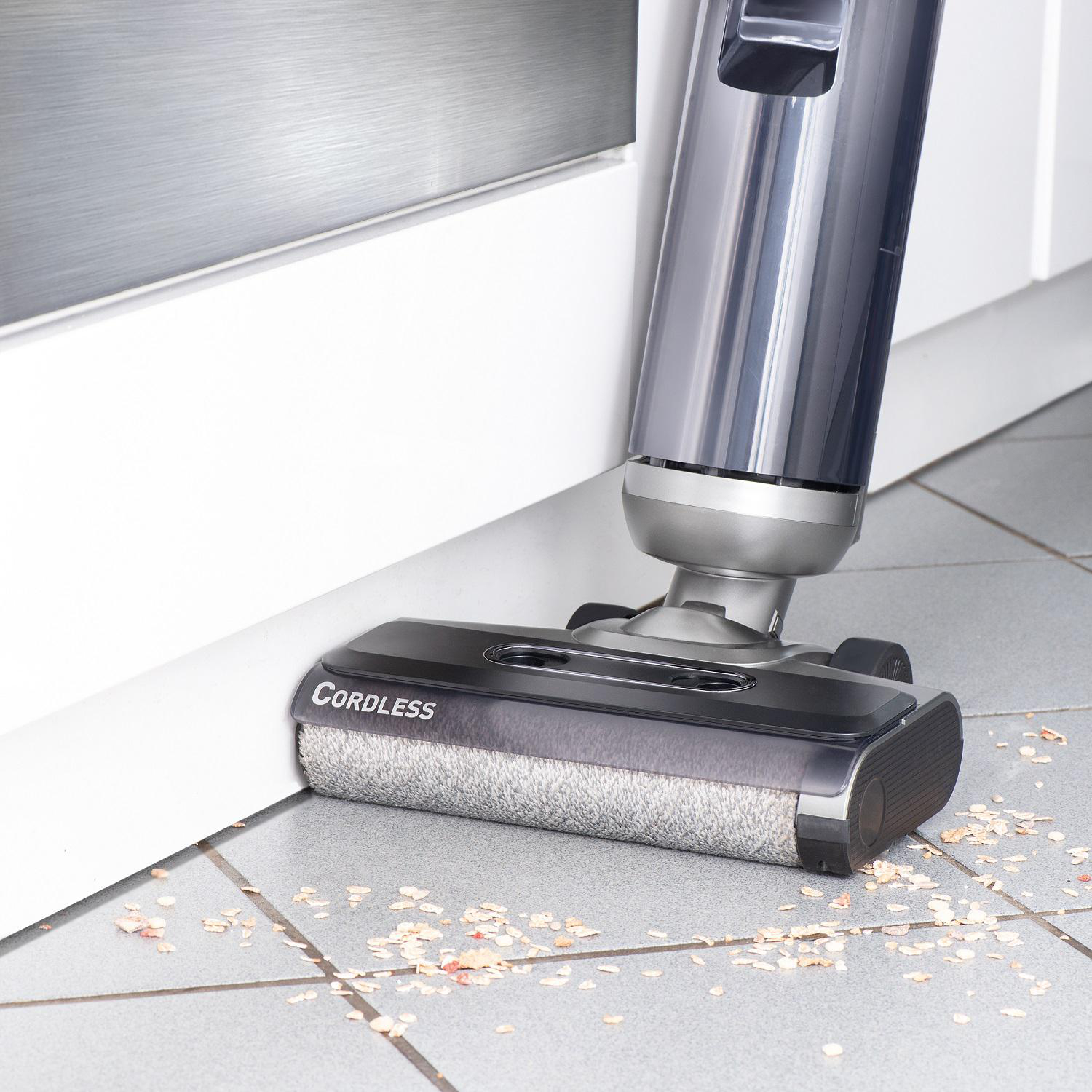 Kabelloser Staubsaugerkopf reinigt einen Boden, mit sichtbaren Ablagerungen.