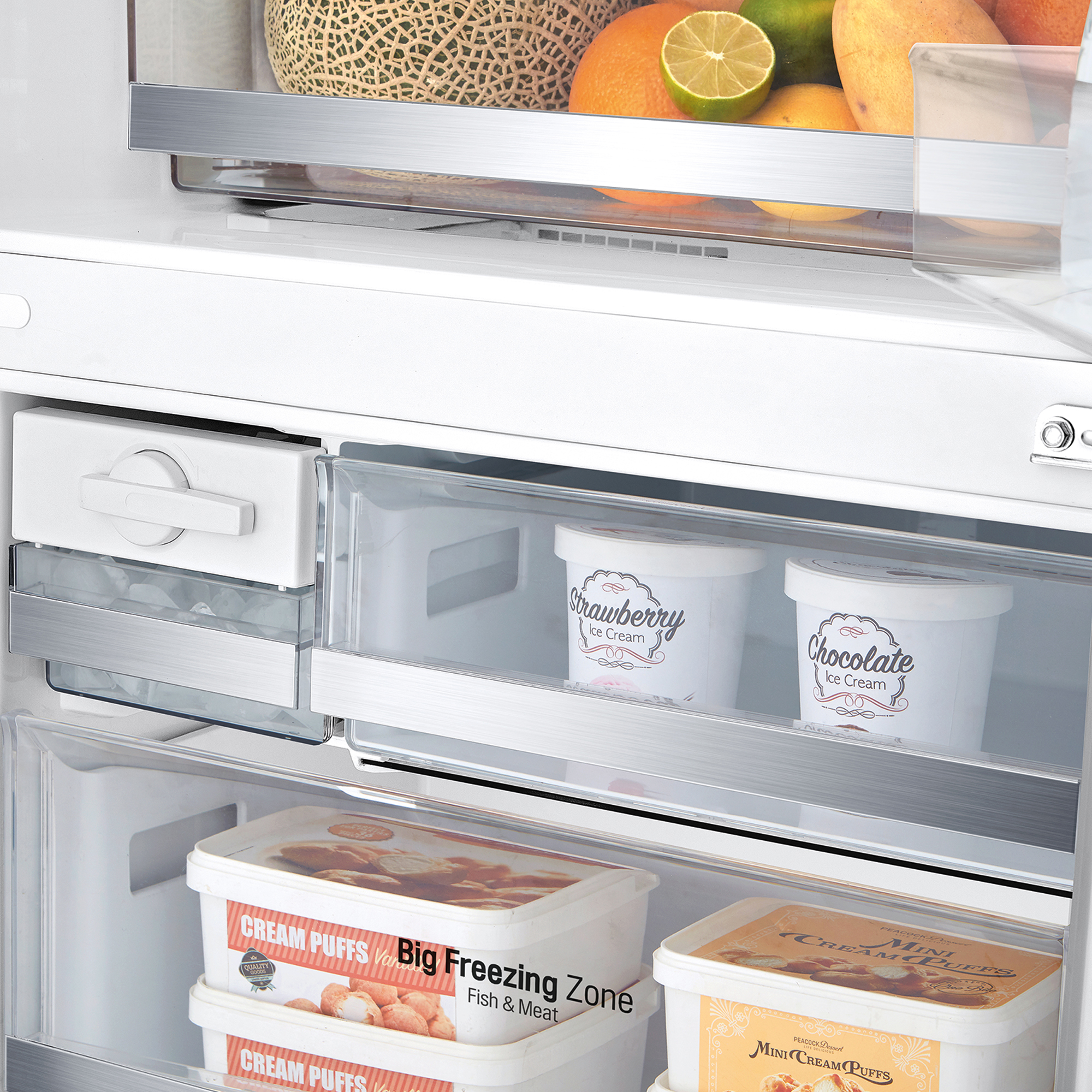 Primer plano del interior de un refrigerador que muestra varios recipientes de alimentos congelados.
