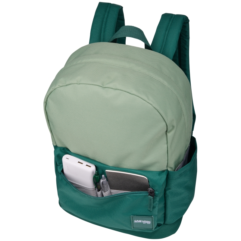 Mochila verde. Diseño bicolor, con dos bolsillos visibles, con tablet y bolígrafos.