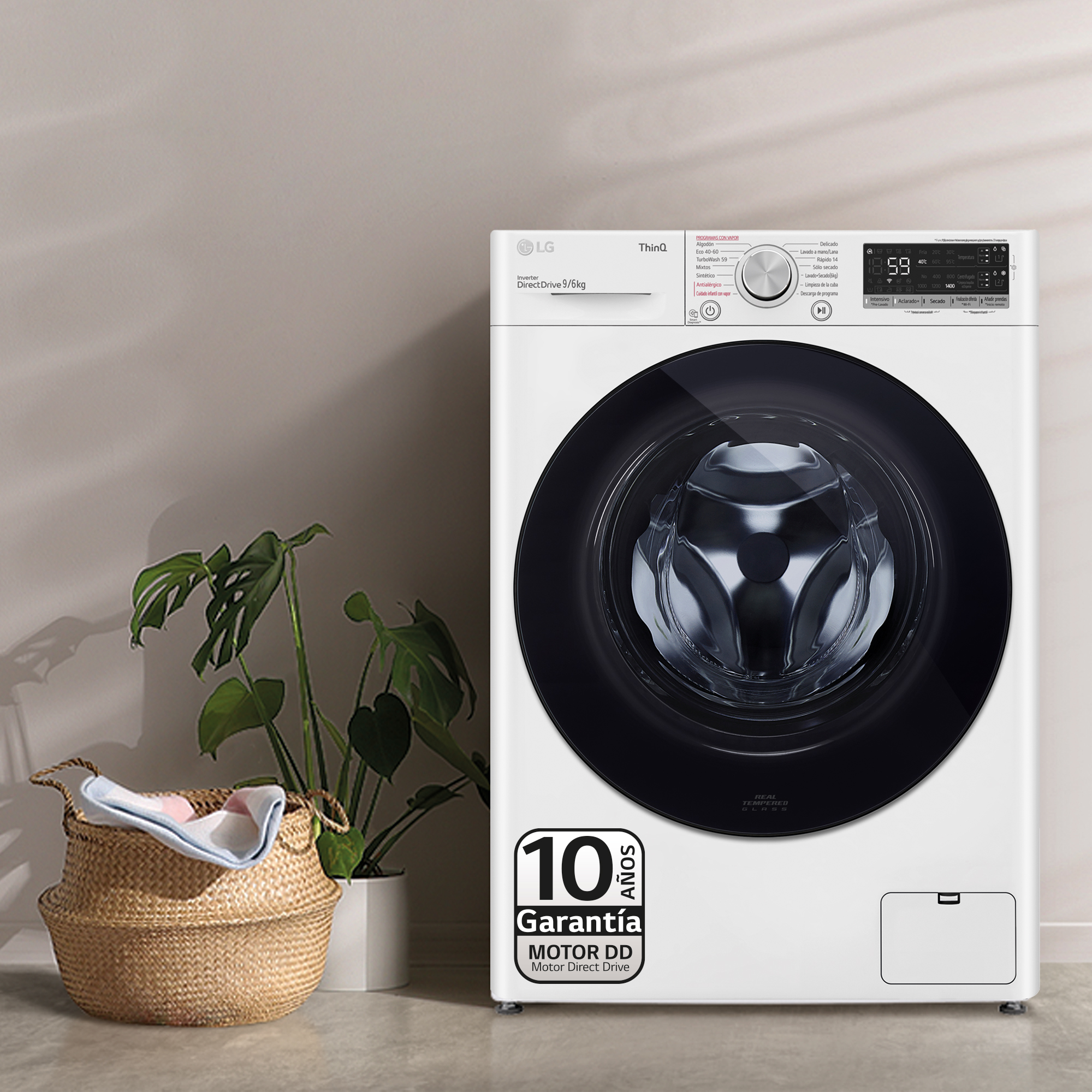 Lavadora LG blanca con puerta negra, cesta y planta.