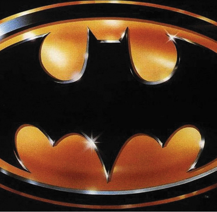 Batman-Logo. Goldenes und schwarzes Emblem. Fledermaus-Silhouette mit gelbem Umriss.