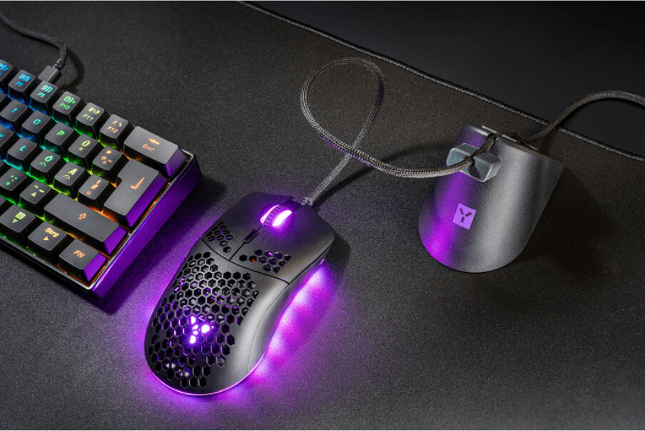 Konfiguracja do gier: klawiatura i dwie myszy, jedna z wzorem plastra miodu, obie świecą na fioletowo.