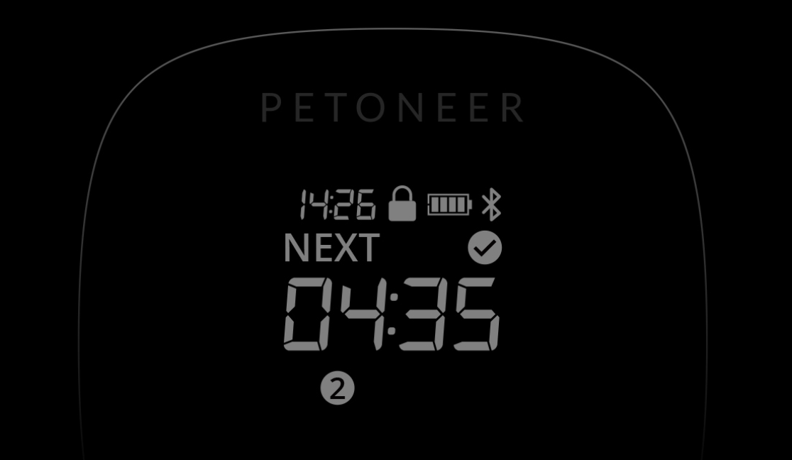 Fekete digitális kijelzőn idő, zár, akkumulátor és Bluetooth ikonok. A következő időpont: 04:35. A márka a PETONEER.