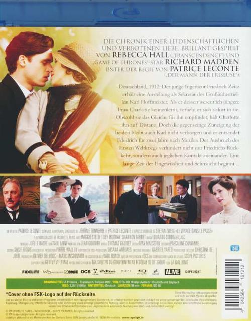 Filmcover mit küssenden Personen und Text. Menschen in Anzügen und Kleidern. Blauer Hintergrund.