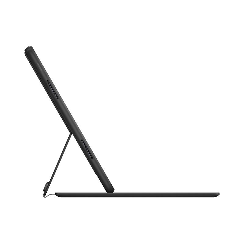 Ein schwarzes Tablet mit schwarzer Tastaturhülle, geöffnet, auf einer weißen Oberfläche platziert.