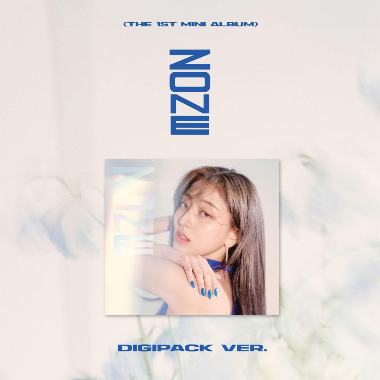 Albumcover: Gesicht einer Frau, blaue Nägel, mit Text: MZON.