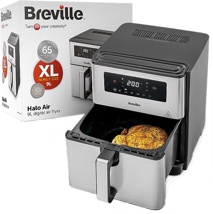 Caja de freidora de aire Breville. Freidora de aire plateada y negra con pollo cocinado y controles.