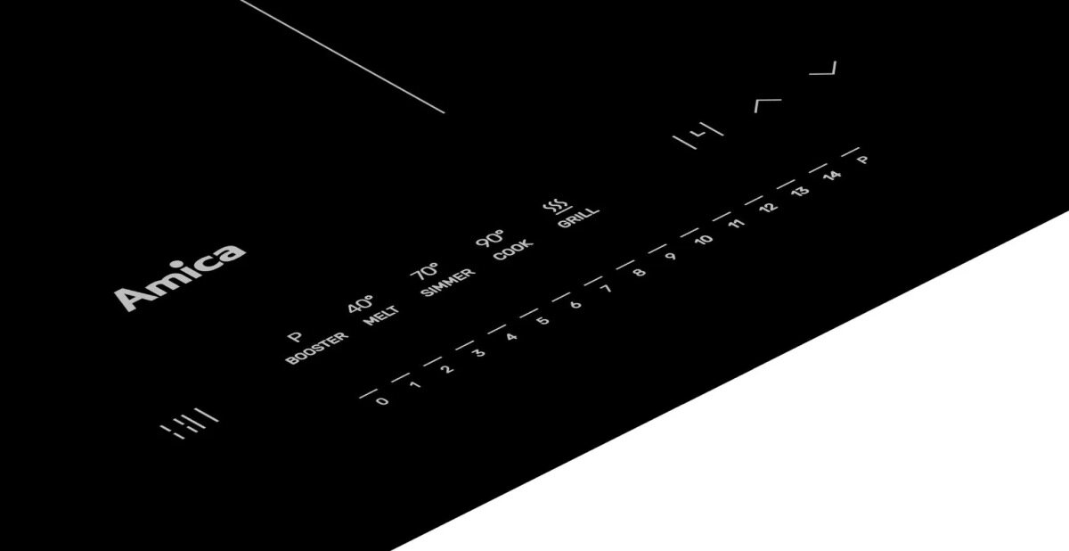 Czarna płyta indukcyjna z podświetlanymi wskaźnikami poziomu mocy.
