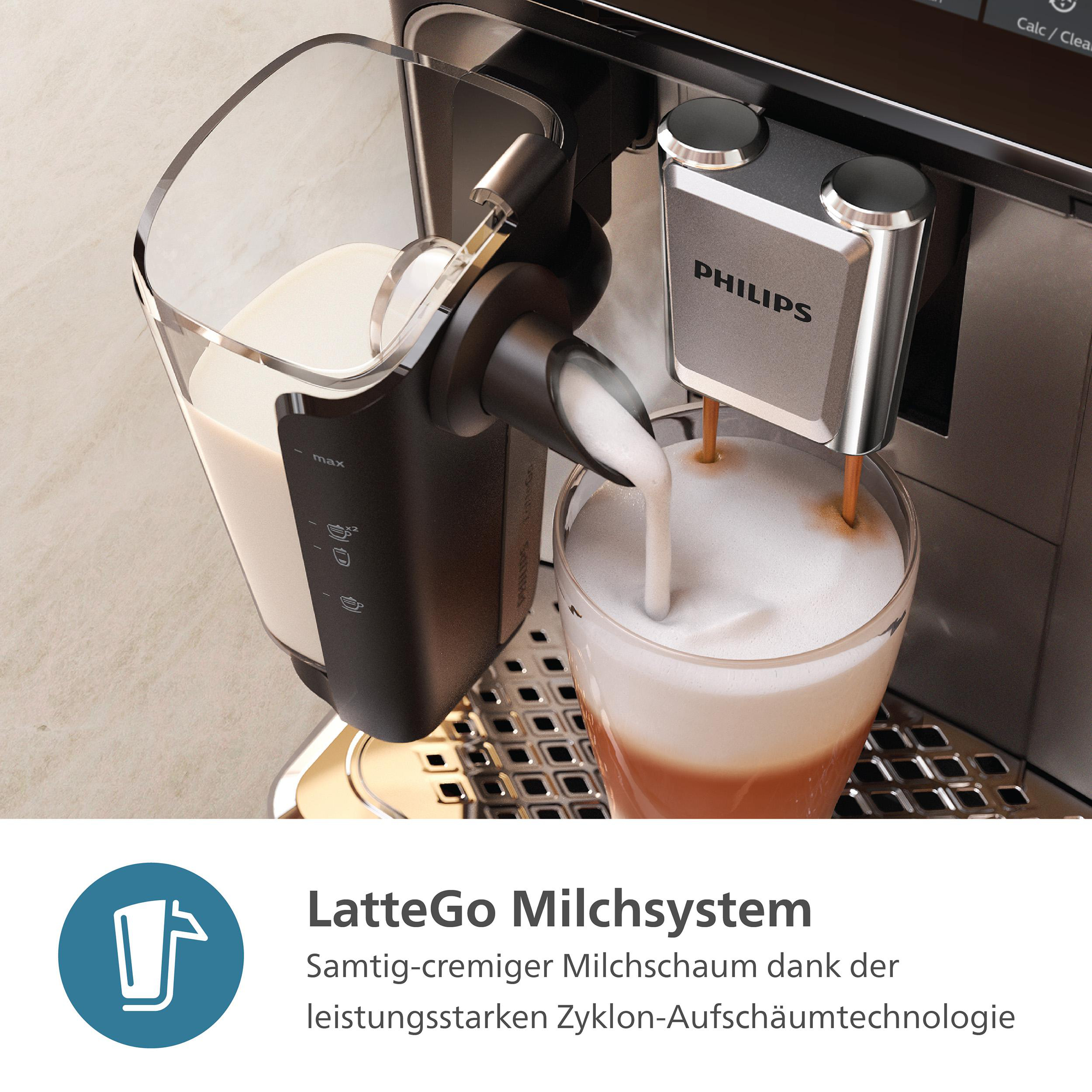Eine Kaffeemaschine, die einen Latte zubereitet. Milch wird in ein Glas gegossen, wodurch eine schaumige Textur entsteht.