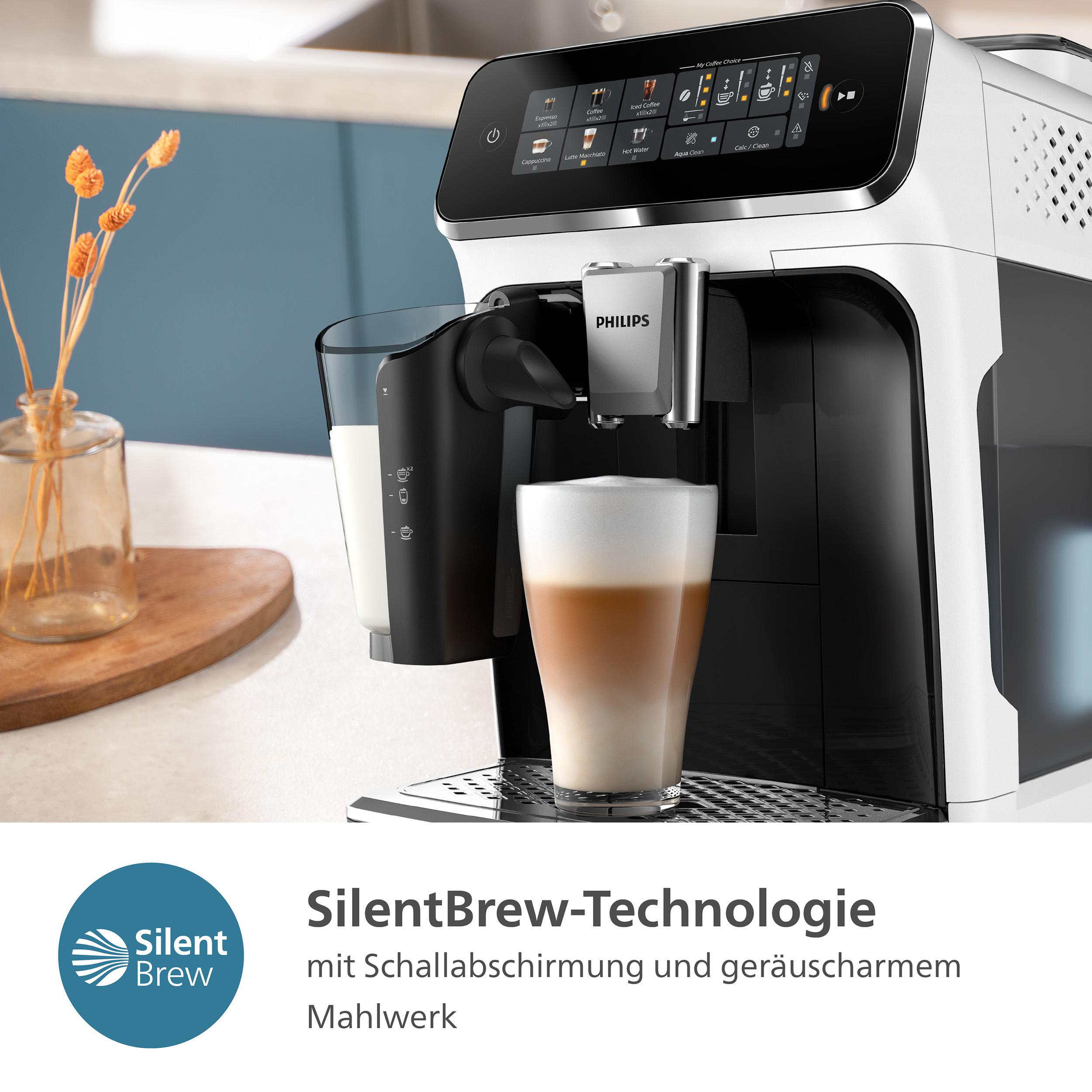 Kaffeemaschine, Glas und Milchaufschäumer auf einer Arbeitsplatte, mit unscharfem Hintergrund.