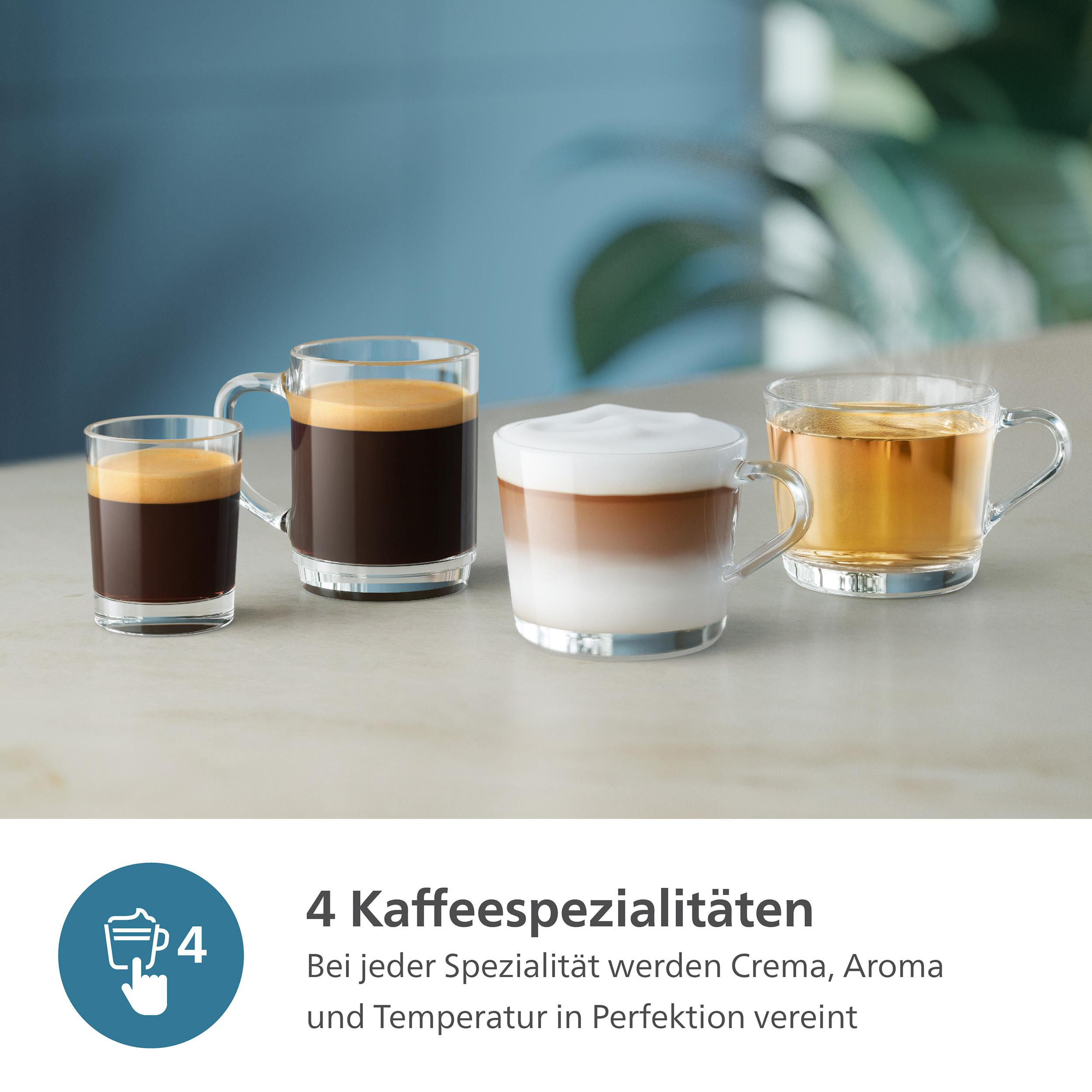 Vier Kaffeegetränke in Gläsern: Espresso, Kaffee, Latte und Tee. Cremiger Schaum und dunkle Flüssigkeiten sichtbar.